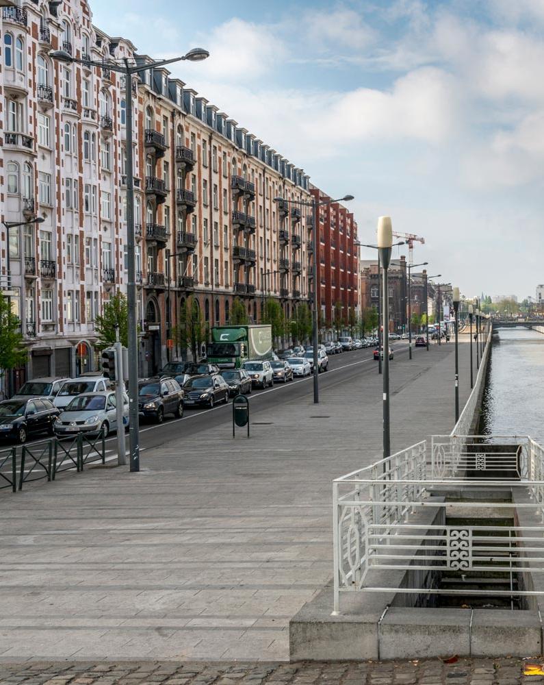 Vehicules moving next to the canal